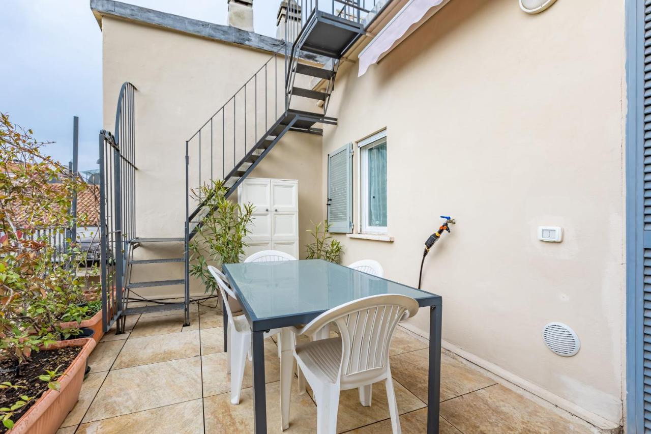 The Roof Apartment - Citycenter - By Host4U Pavia Esterno foto