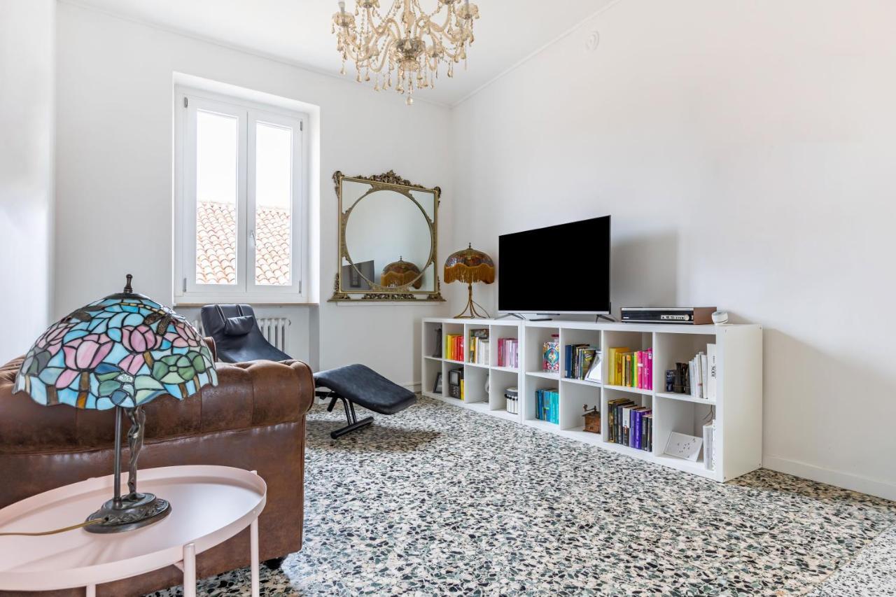 The Roof Apartment - Citycenter - By Host4U Pavia Esterno foto