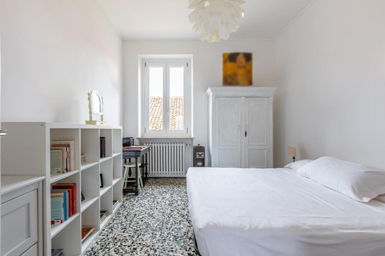 The Roof Apartment - Citycenter - By Host4U Pavia Esterno foto