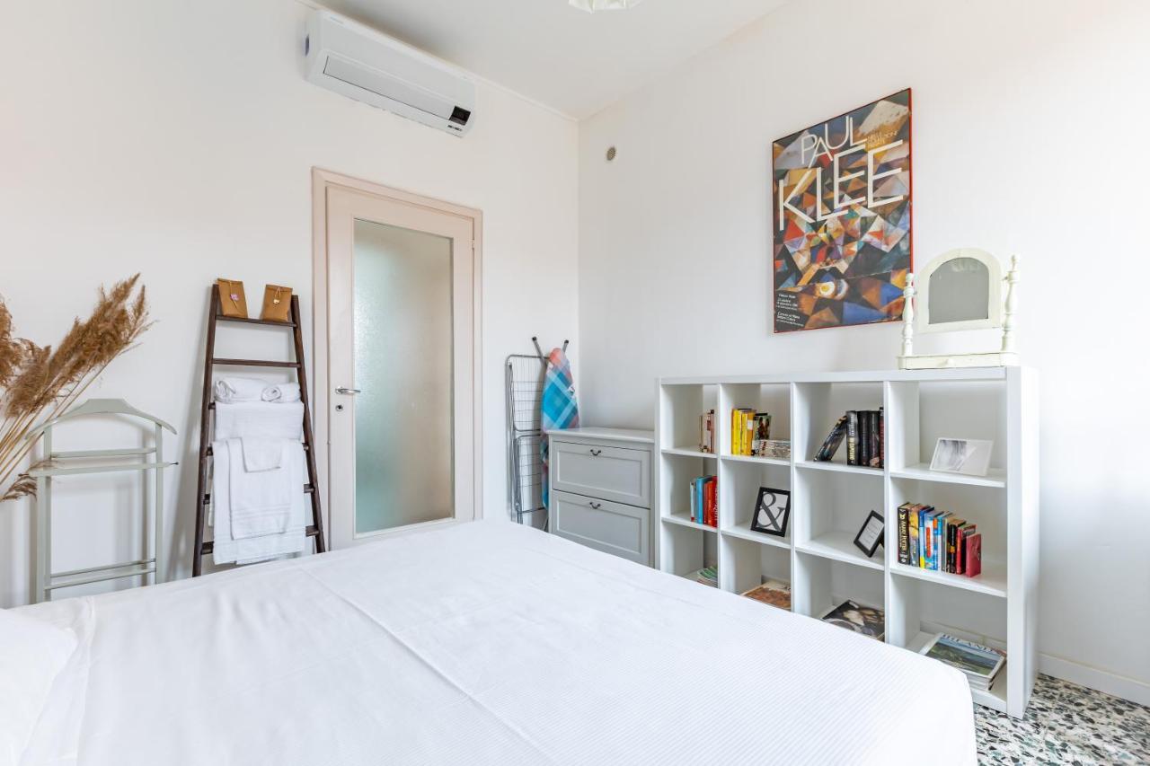 The Roof Apartment - Citycenter - By Host4U Pavia Esterno foto